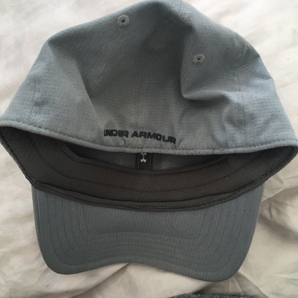 Under armour hat - the logo is a reflector - Picture 3 of 3